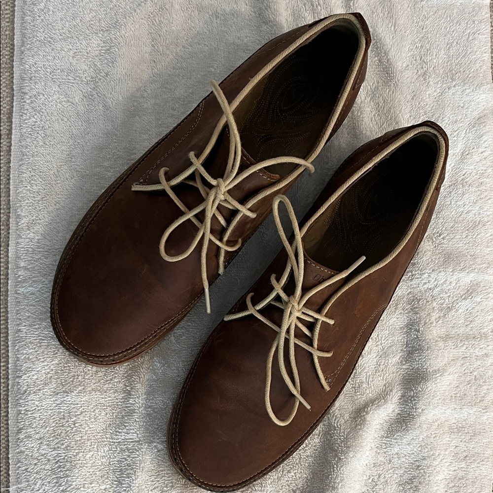 OluKai Men's Dark Brown Leather Honolulu Lace Chukka Boots with Tan Laces